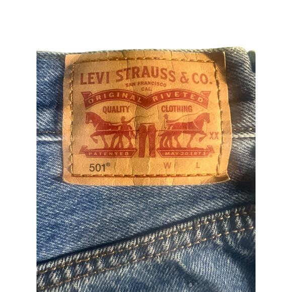 LEVI 501 5-pocket Button-fly Distressed Cut-off Denim Shorts Ladies Size W31 - Picture 3 of 6